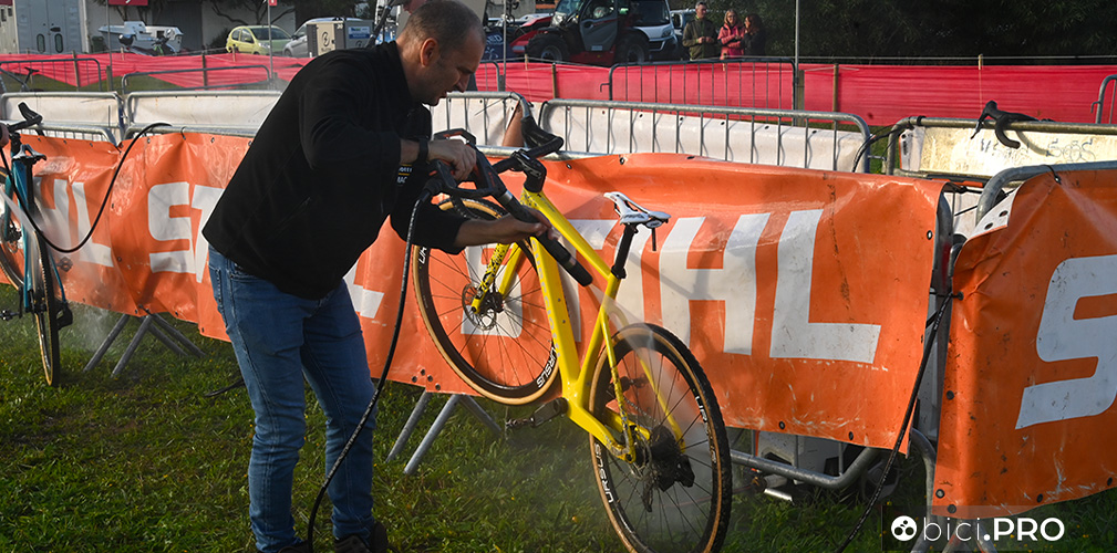 Luca Bramati e le Guerciotti della sua squadra: meglio pulirle a fondo, la sabbia gratta