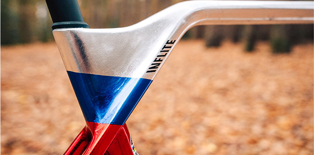 La congiunzione tra tubo orizzontale e piantone agevola il trasporto in spalla della bici