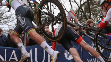Coppa del mondo ciclocross, Namur, dicembre 2025, crampi Vilmar Aastrup, Mathieu Van der Poel (immagine photopress.be)