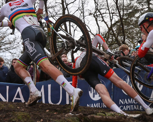 Coppa del mondo ciclocross, Namur, dicembre 2025, crampi Vilmar Aastrup, Mathieu Van der Poel (immagine photopress.be)