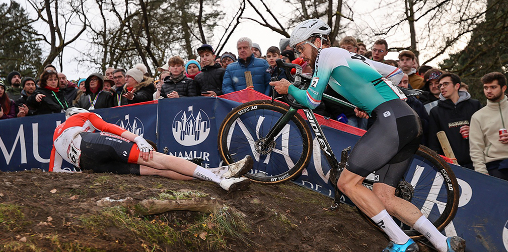 Il crampo ha colpito, Aastrup è a terra, lo supera anche Nieuwenhuis (immagine photopress.be)