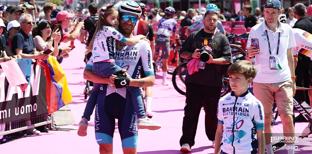 Giro d'Italia 2025, Castelnuono nei Monti, Damiano Caruso con i figli Greta e Oscar