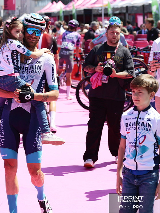 Giro d'Italia 2025, Castelnuono nei Monti, Damiano Caruso con i figli Greta e Oscar