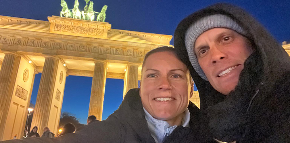 De Marchi sta trascorrendo qualche giorno di vacanza a Berlino con sua moglie Anna. Qui alla Porta di Brandeburgo