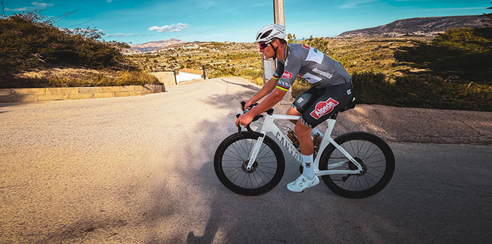 Van der Poel si sta allenando in Spagna, in cerca della condizione migliore (immagine Instagram)