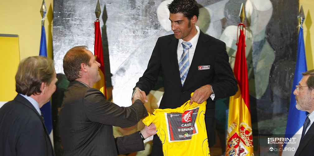 Alla presentazione del Tour 2007, Prudhome consegna la maglia gialla a Oscar Pereiro Sio