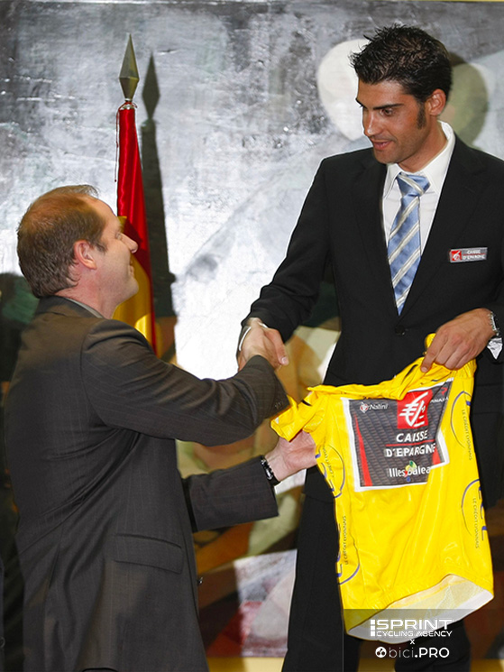 Alla presentazione del Tour 2007, Prudhome consegna la maglia gialla dell'anno precedente a Oscar Pereiro Sio