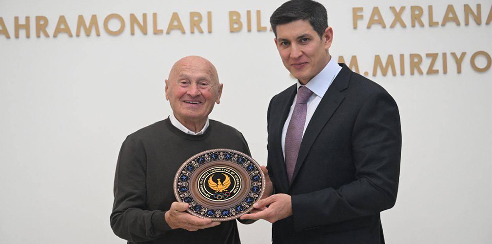 Bruno Reverberi riceve il simbolo del Comitato olimpico uzbeko da Otabek Umarov