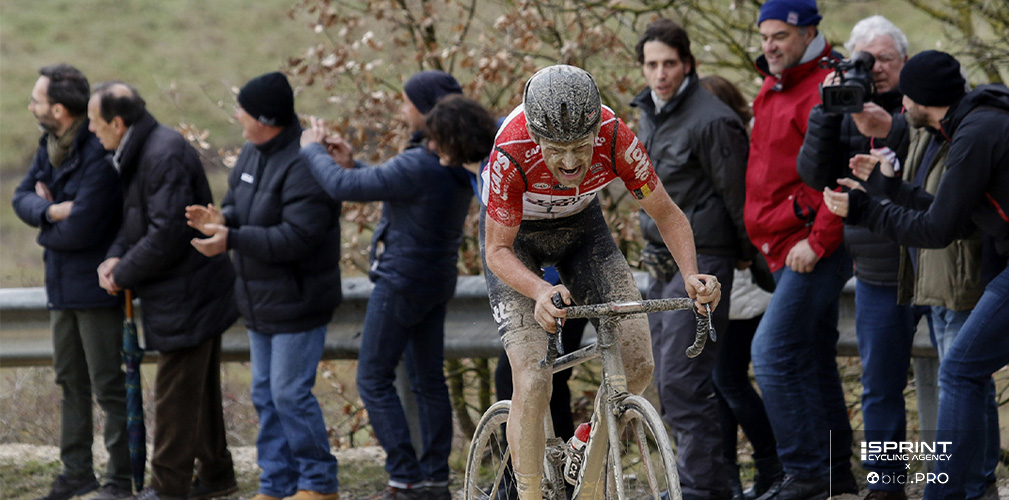 Un Benoot tutto infangato nella storica vittoria alla Strade Bianche del 2018