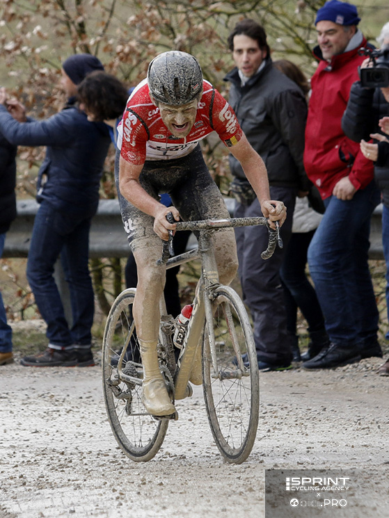Un Benoot tutto infangato nella storica vittoria alla Strade Bianche del 2018