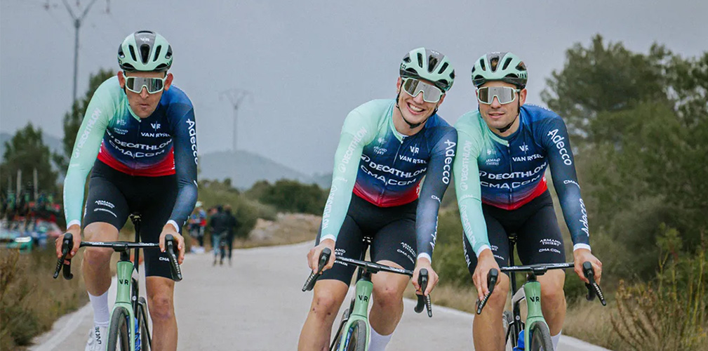 Il belga con Olav Kooij, due dei nuovi acquisti chiamati a dare slancio al team nelle classiche