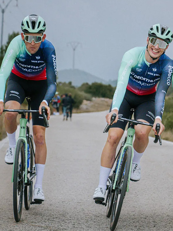 Il belga con Olav Kooij, due dei nuovi acquisti chiamati a dare slancio al team nelle classiche