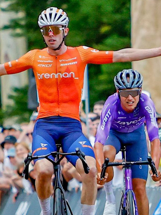Lo sprint vincente di Eddy ai danni del favorito Plapp (foto JP Ronco -Australia Cycling Photography)