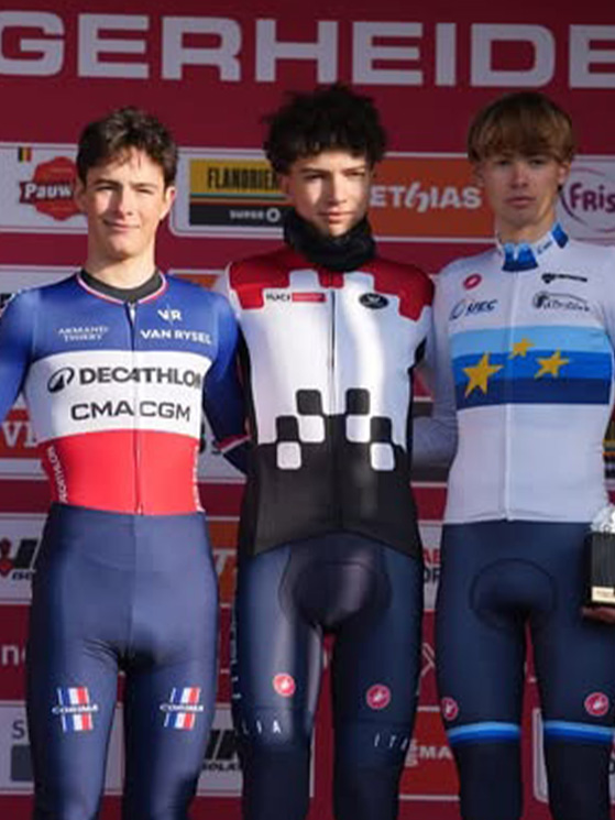 Il podio finale di Coppa con Pezzo Rosola con la maglia di vincitore e Grigolini terzo (foto UCI)