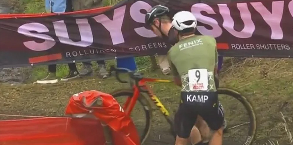 Il famoso alterco con Ryan Kamp nel 2024, con il belga che ha appena calpestato la bici del rivale