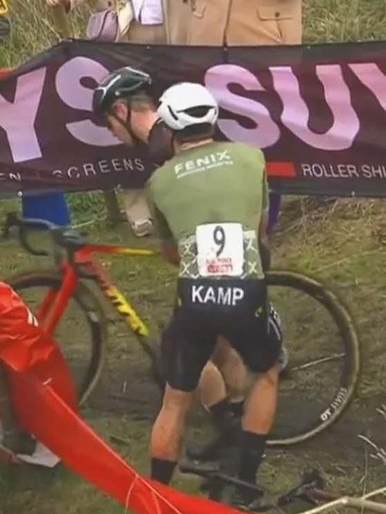 Il famoso alterco con Ryan Kamp nel 2024, con il belga che ha appena calpestato la bici del rivale