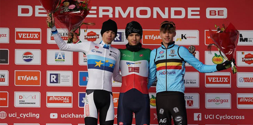 Il podio di Dendermonde con Pezzo Rosola al centro fra Grigolini, 2° e il belga Lejeune (foto Facebook)
