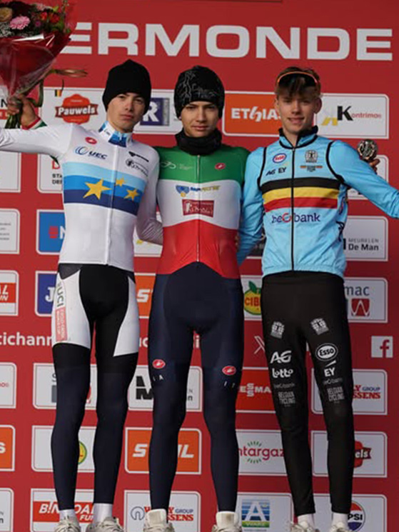 Il podio di Dendermonde con Pezzo Rosola al centro fra Grigolini, 2° e il belga Lejeune (foto Facebook)