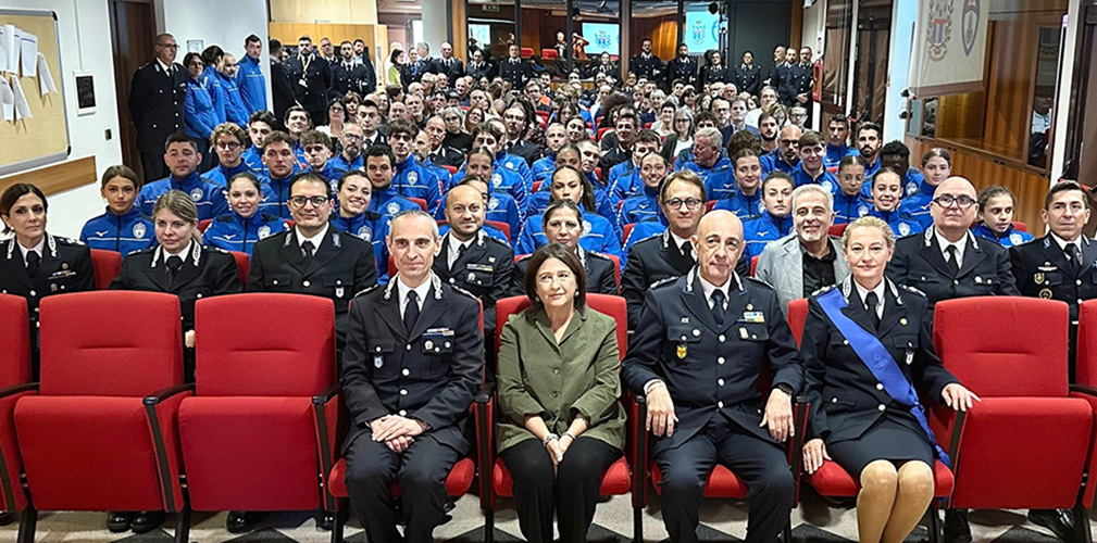 Sanarini (terza da sinistra in terza fila) ha ringraziato il gruppo sportivo della Polizia Penitenziaria per aver creduto in lei (foto Fiamme Azzurre)