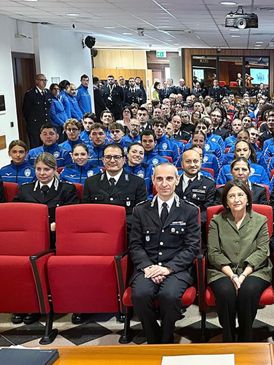 Sanarini (terza da sinistra in terza fila) ha ringraziato il gruppo sportivo della Polizia Penitenziaria per aver creduto in lei (foto Fiamme Azzurre)