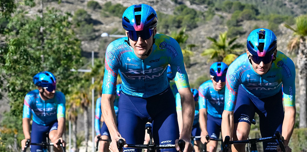 L'XDS Astana si presenta nel 2026 con animo più sereno, ma anche con ambizioni importanti