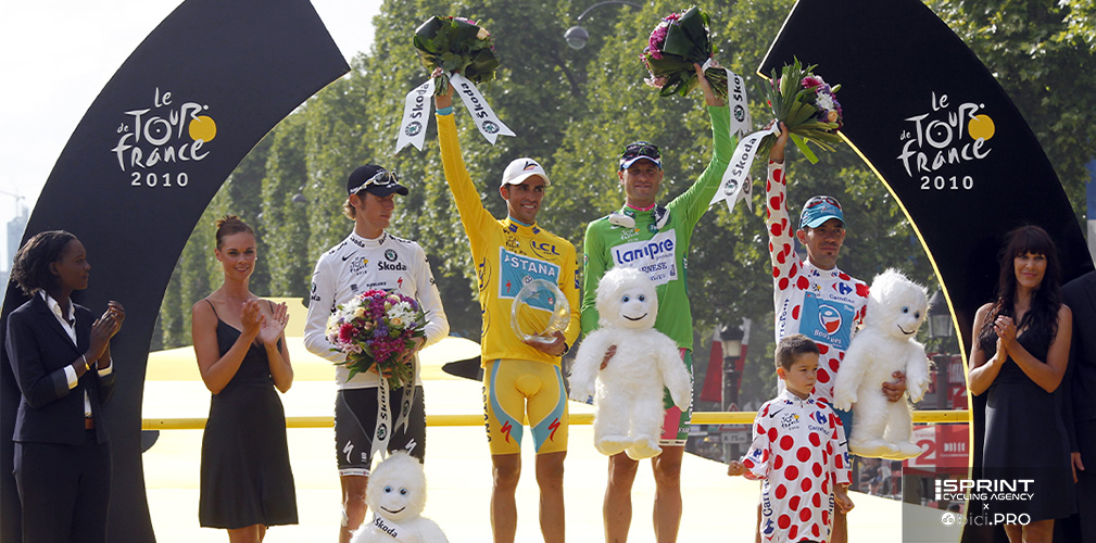Il podio del Tour 2010. Andy Schleck indossa la maglia bianca, ma anni dopo avrà anche quella gialla tolta a Contador