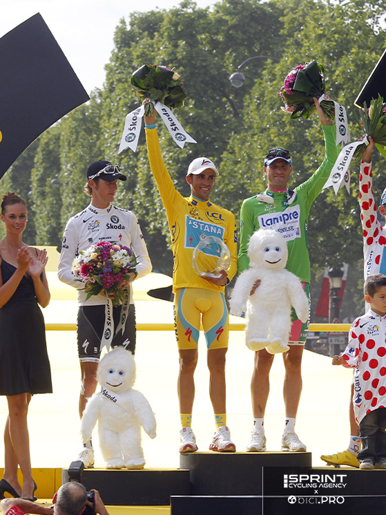Il podio del Tour 2010. Andy Schleck indossa la maglia bianca, ma anni dopo avrà anche quella gialla tolta a Contador