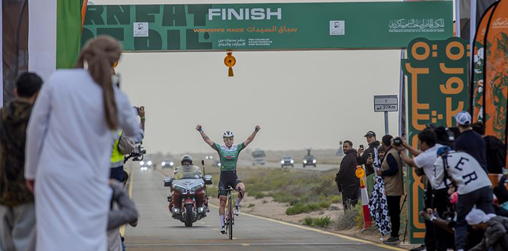 L'arrivo solitario della Wiebes all'Al Salam Championship, nel quale ha corso con la maglia di un club locale (foto Facebook)