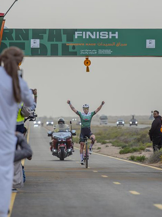 L'arrivo solitario della Wiebes all'Al Salam Championship, nel quale ha corso con la maglia di un club locale (foto Facebook)