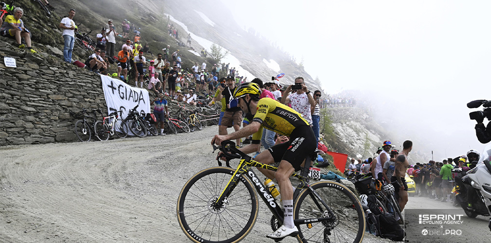 Il Colle delle Finestre che nel 2018 l'aveva respinto, regala a Yates la più grande gioia