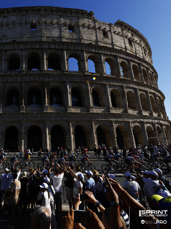 Giro d'Italia 2025, Roma, Colosseo gruppo, ciclismo italiano