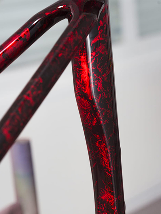 Il cliente può avere già la sua idea di colore, altrimenti attinge alle proposte di Costamagna