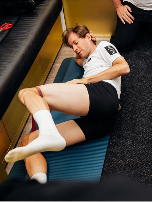 Esercizi con elastici, UAE Team Emirates, articolo con Michele Del Gallo (foto UAE Emirates/Fizza)