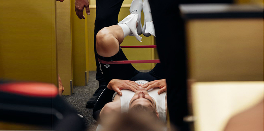 Esercizi con elestici, UAE Team Emirates, articolo con Michele Del Gallo (foto UAE Emirates/Fizza)