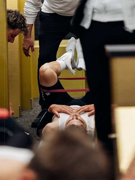 Esercizi con elestici, UAE Team Emirates, articolo con Michele Del Gallo (foto UAE Emirates/Fizza)