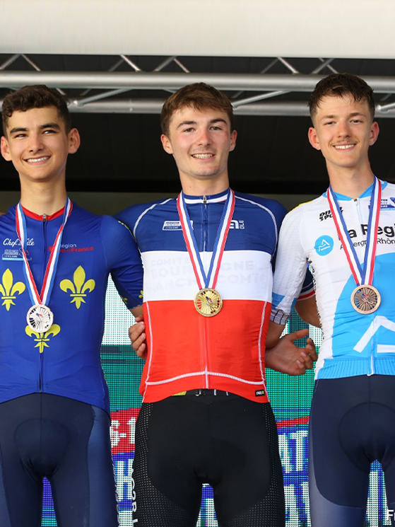 Vassal campione di Francia juniores 2025 davanti a Trouvain e Chevignon: anche in Francia si corre per squadre regionali (foto Freddy Guerin/Direct Velo)