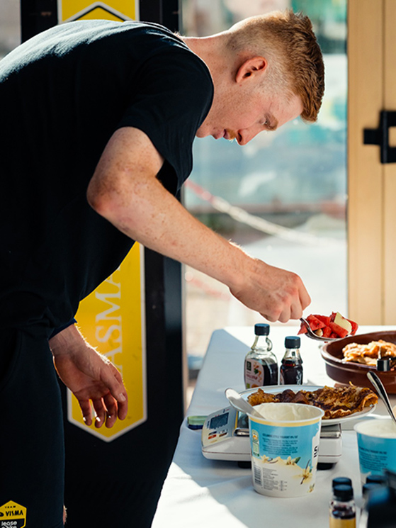 Al buffet del ritiro, due bilance permettono ai corridori di pesare le quantità di cibo indicate