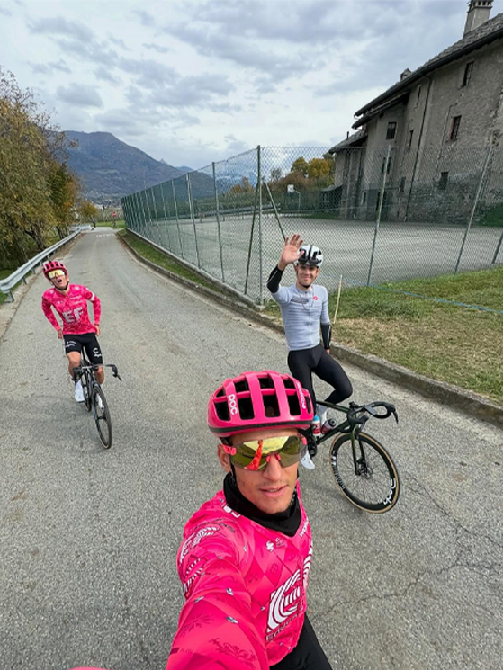 Filippo Agostinacchio con alle spalle il fratello Mattia