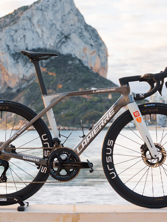 Foto3 (La bicicletta Lapierre del team, le ruote sono Ursus)