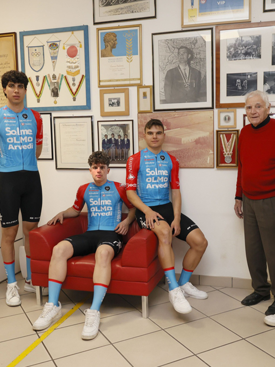 Claudio Mantovani, titolare di Nalini, insieme ai ragazzi della Solme Olmo Arvedi (foto Xpix)