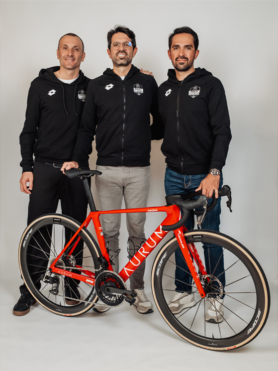 I manager del team, i fratelli Contador e Ivan Basso