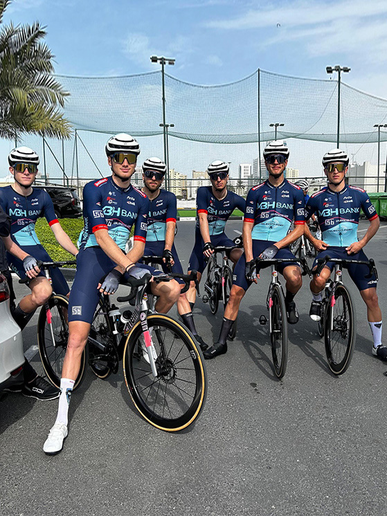 La MBH Bank-CSB allo Sharjah Tour ha corso con Persico, Bagatin, Budzinski, Ambrosini, Nespoli e Peak. In ammiraglia c'è Zamparella