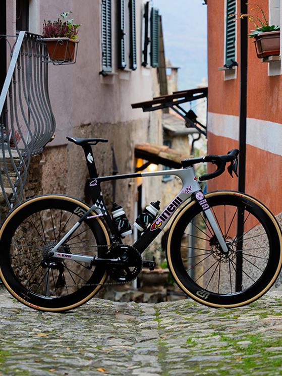 Allo Sharjah Tour la MBH Bank-CSB ha portato in corsa la nuova Cinelli Aeroscoop