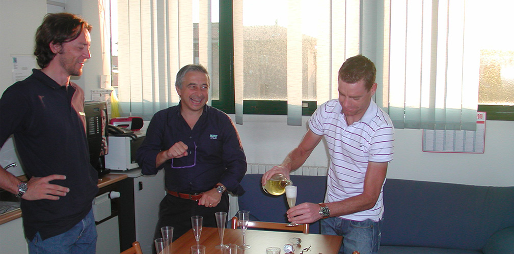 Evans è sempre stato un fedele di Mapei Sport: qui si brinda con Sassi e Morelli al mondiale vinto nel 2009