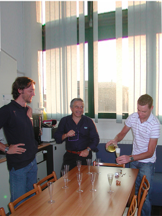 Evans è sempre stato un fedele di Mapei Sport: qui si brinda con Sassi e Morelli al mondiale vinto nel 2009