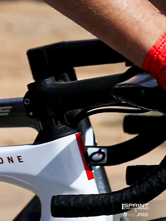 Non è passato inosservato che Milan abbia usato un manubrio non integrato, in attesa che arrivi quello definitivo