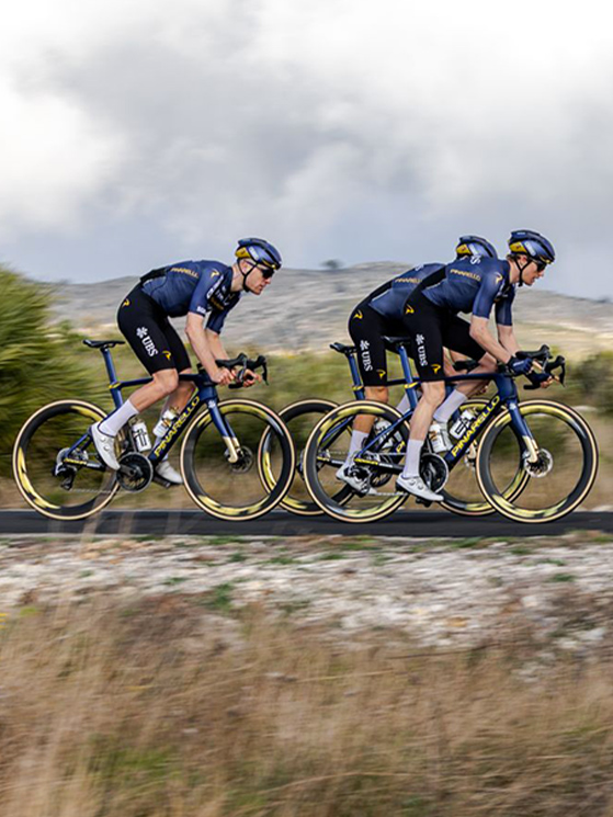 Il Pinarello-Q36.5 Pro Cycling Team si ritroverà da domani in Spagna per l'ultimo ritiro prima di partire