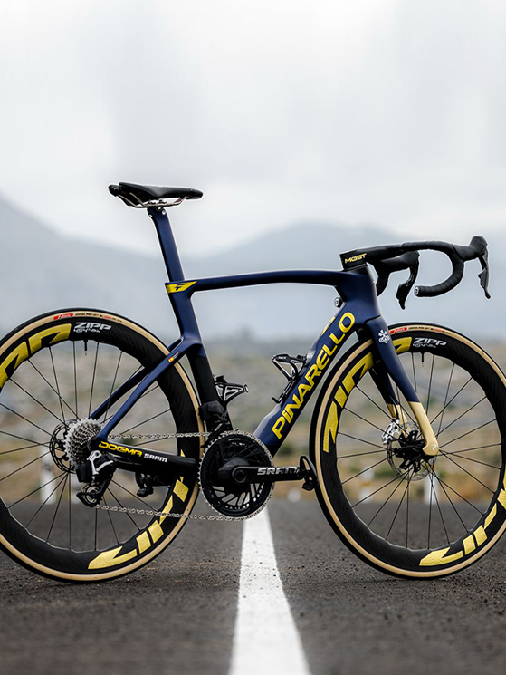 C'è grande differenza fra la Dogma di Moschetti per il 2026 e la Scott Foil degli ultimi tre anni