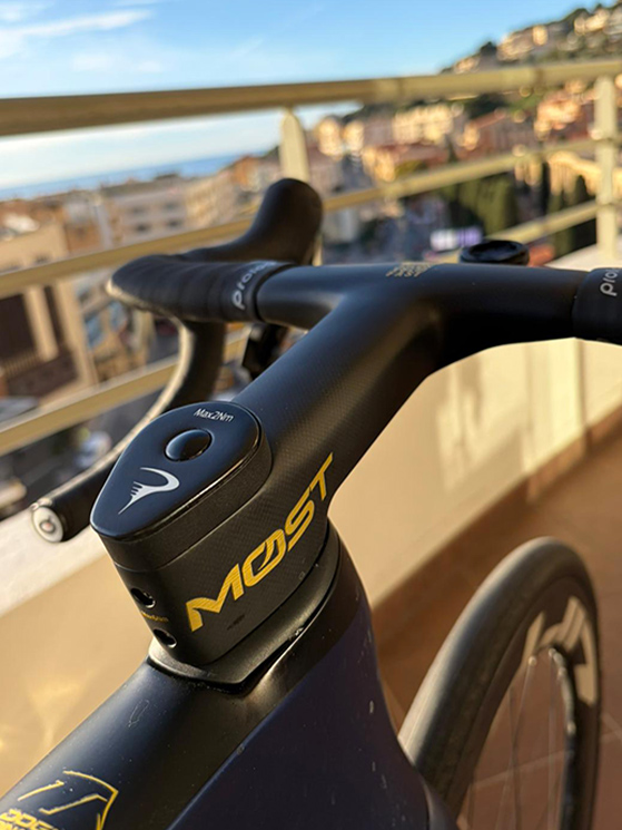 Questo l'attacco da 150 mm che Pinarello ha realizzato appositamente per Moschetti