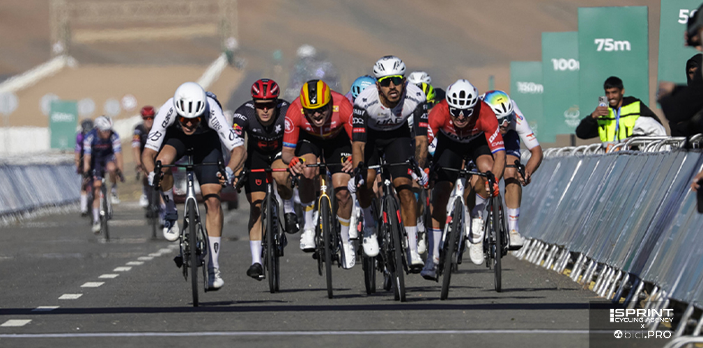 Nell'ultima volata dell'AlUla Tour 2025. Moschetti vince con il 45x10 a oltre 48 di media